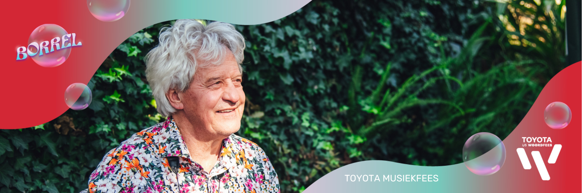 Die maan deur 'n gaatjie in die nag