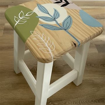 DIY CLASSIC STOOL photo 1